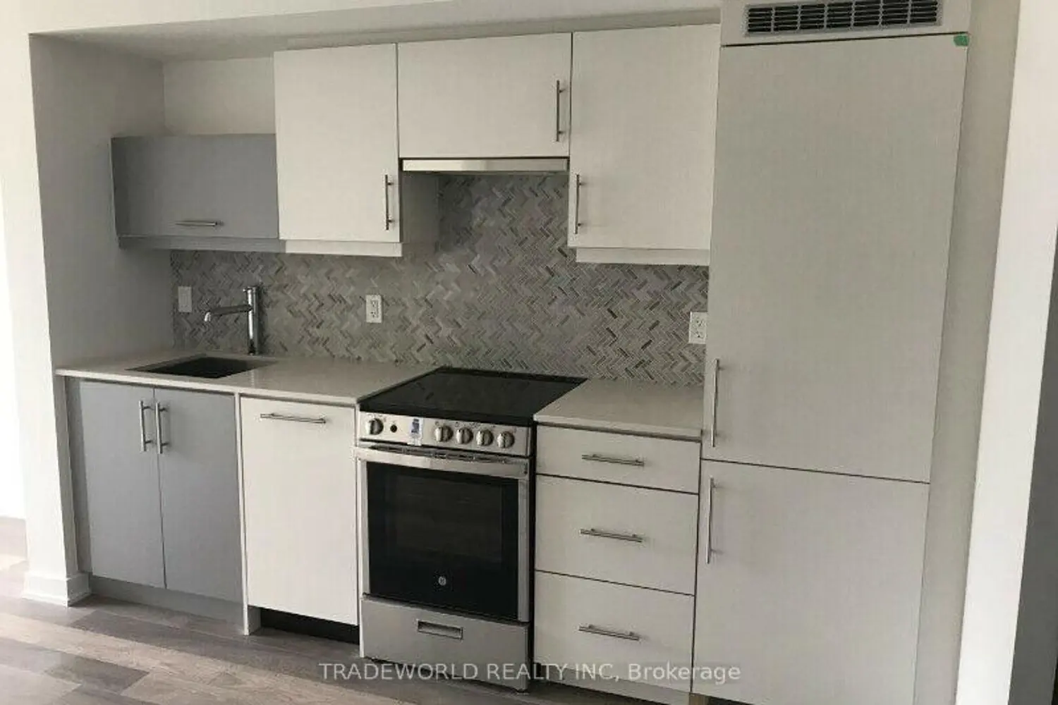 181 Huron Street 707 photo 4