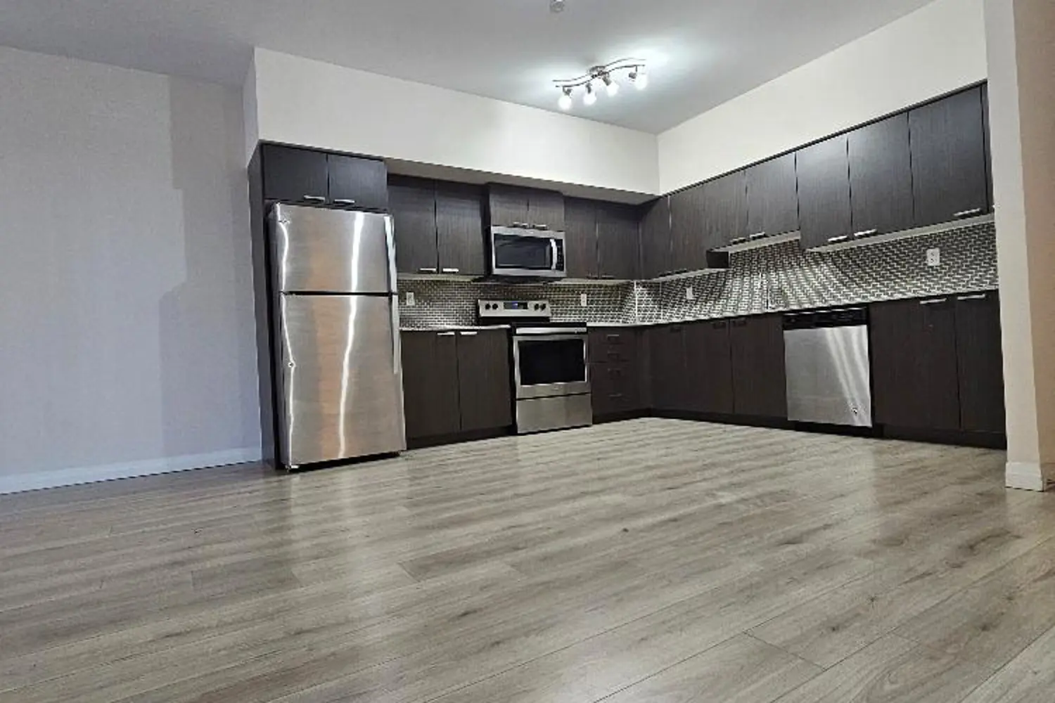 2152 Lawrence Avenue 101 photo 4