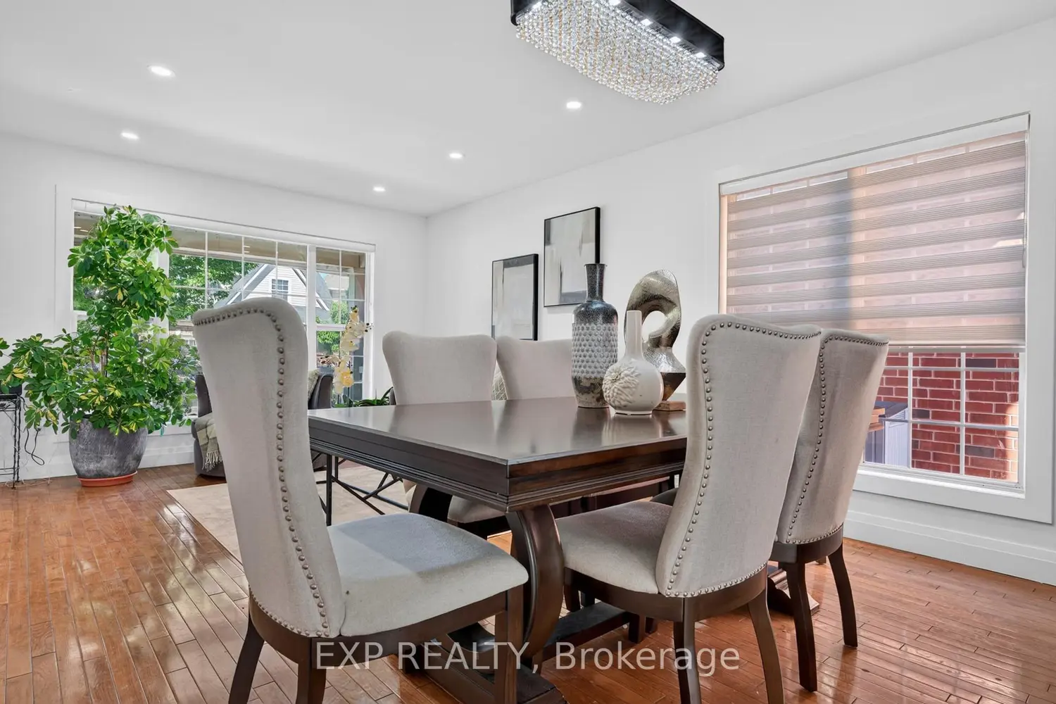 664 Dolby Crescent photo 3
