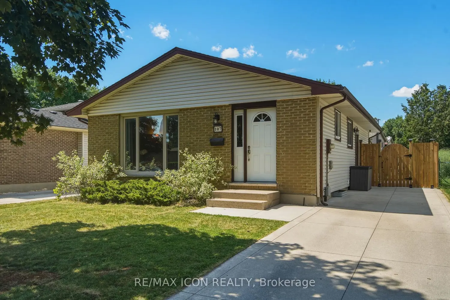 107 Rosamond Crescent