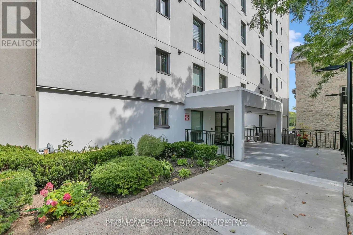 358 Waterloo Avenue 906