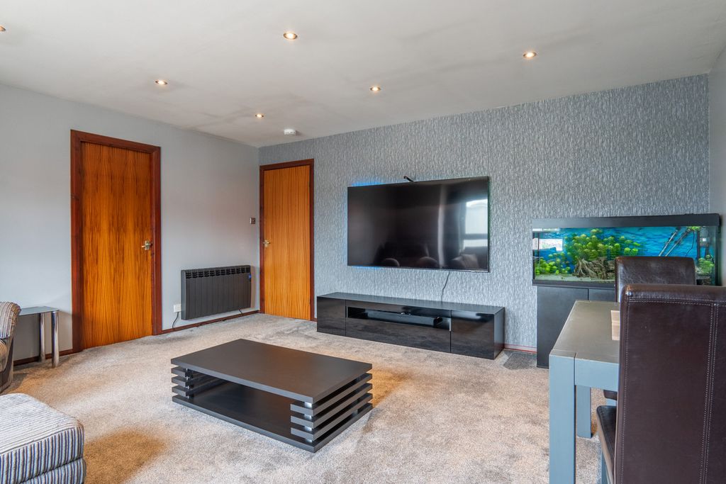 2 bed flat for saleAshgrove Square, Elgin IV30 photo 3