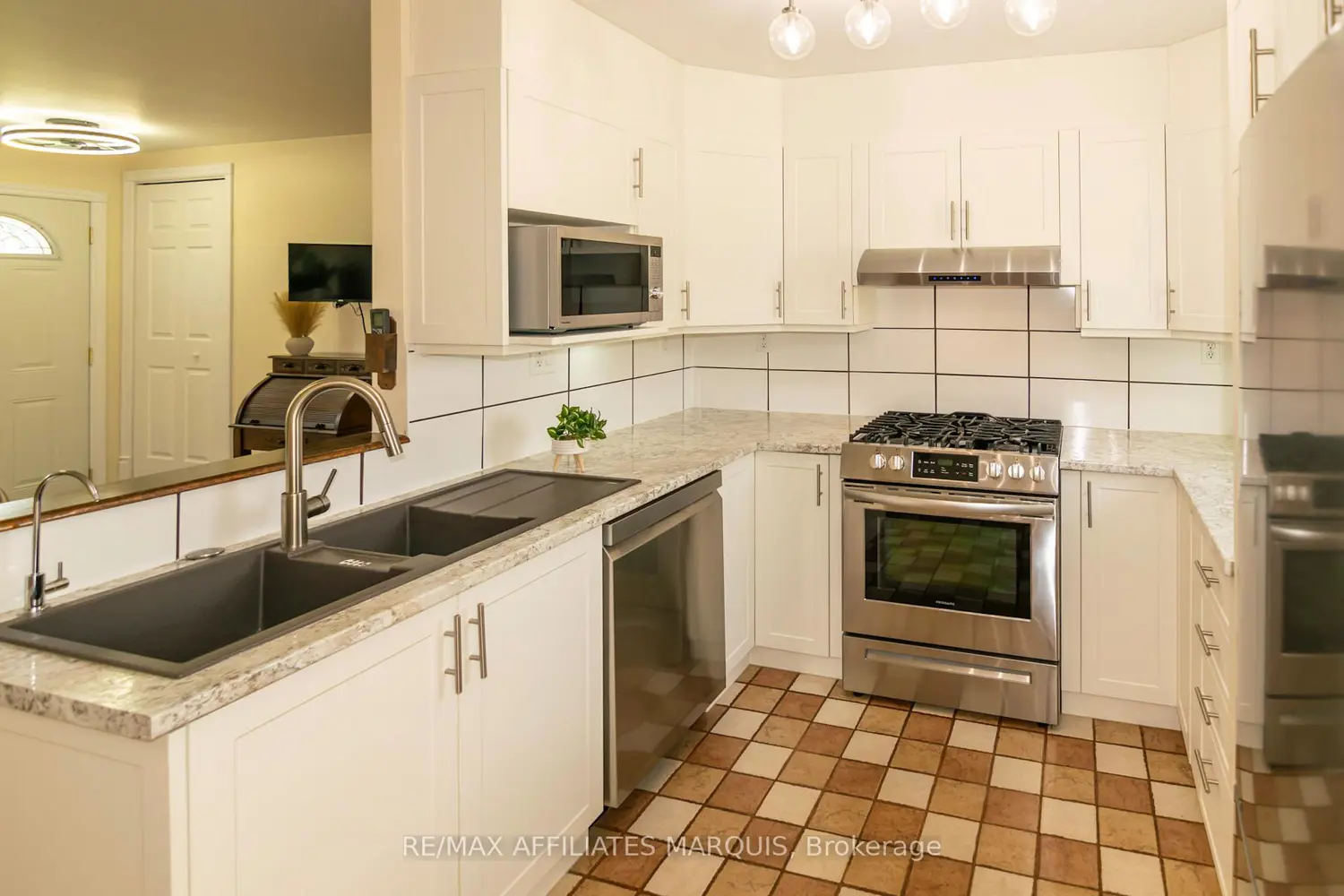 428 Johnston Road photo 2