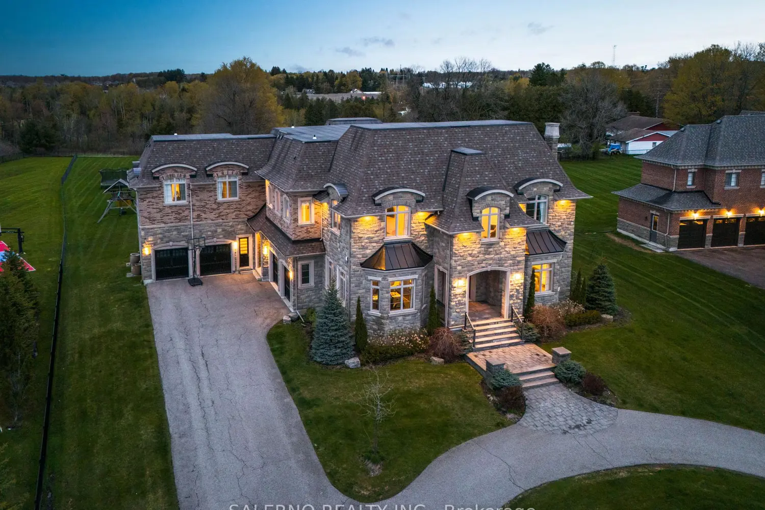 21 Stallions Court photo 2