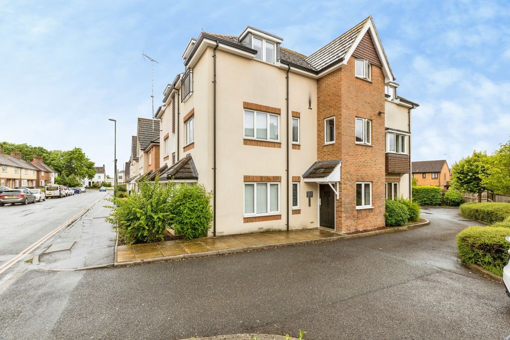 2 bed flat for saleElm Grove, Horsham, West Sussex RH13
