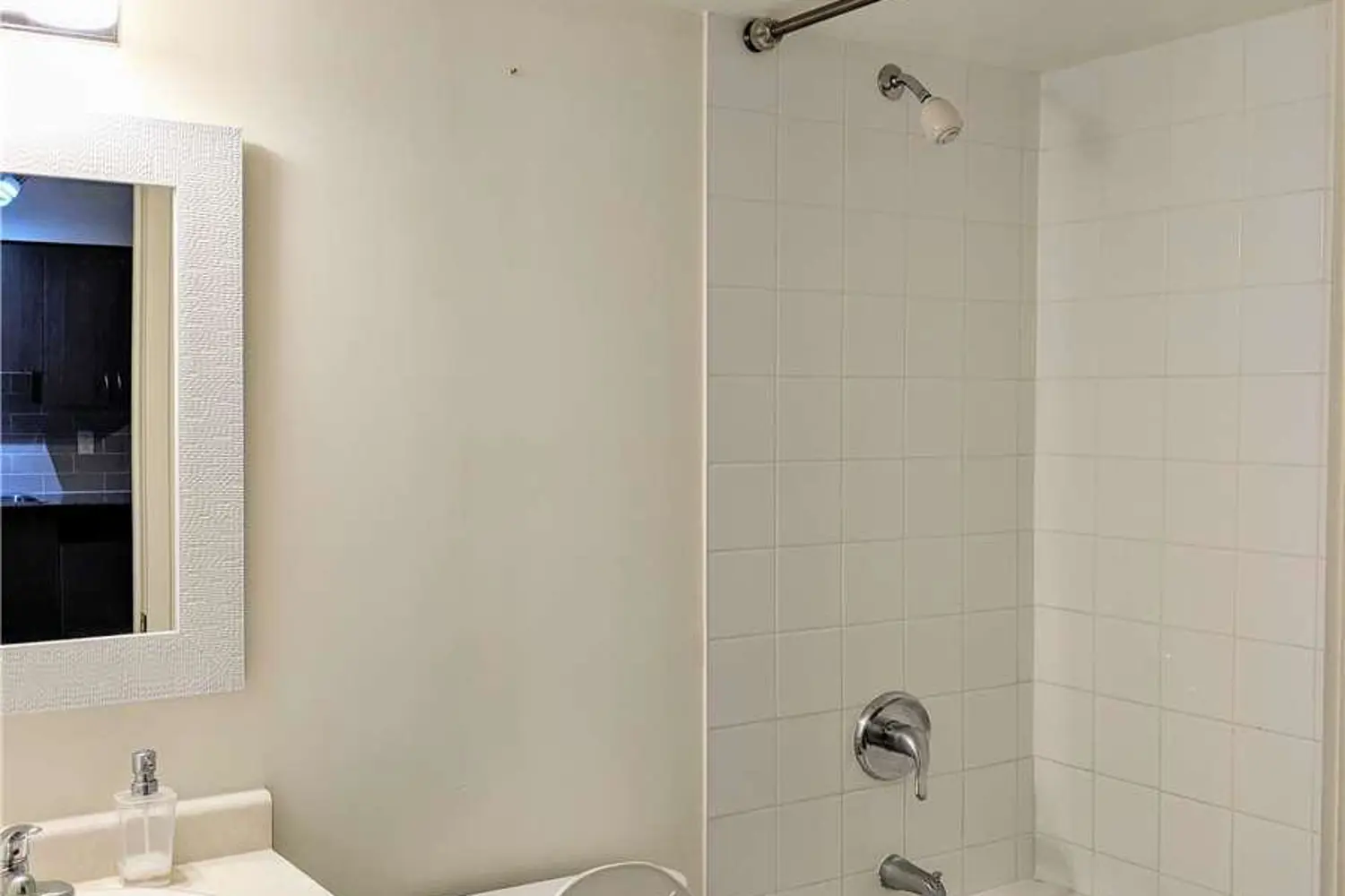 812 Lansdowne Avenue 624 photo 4