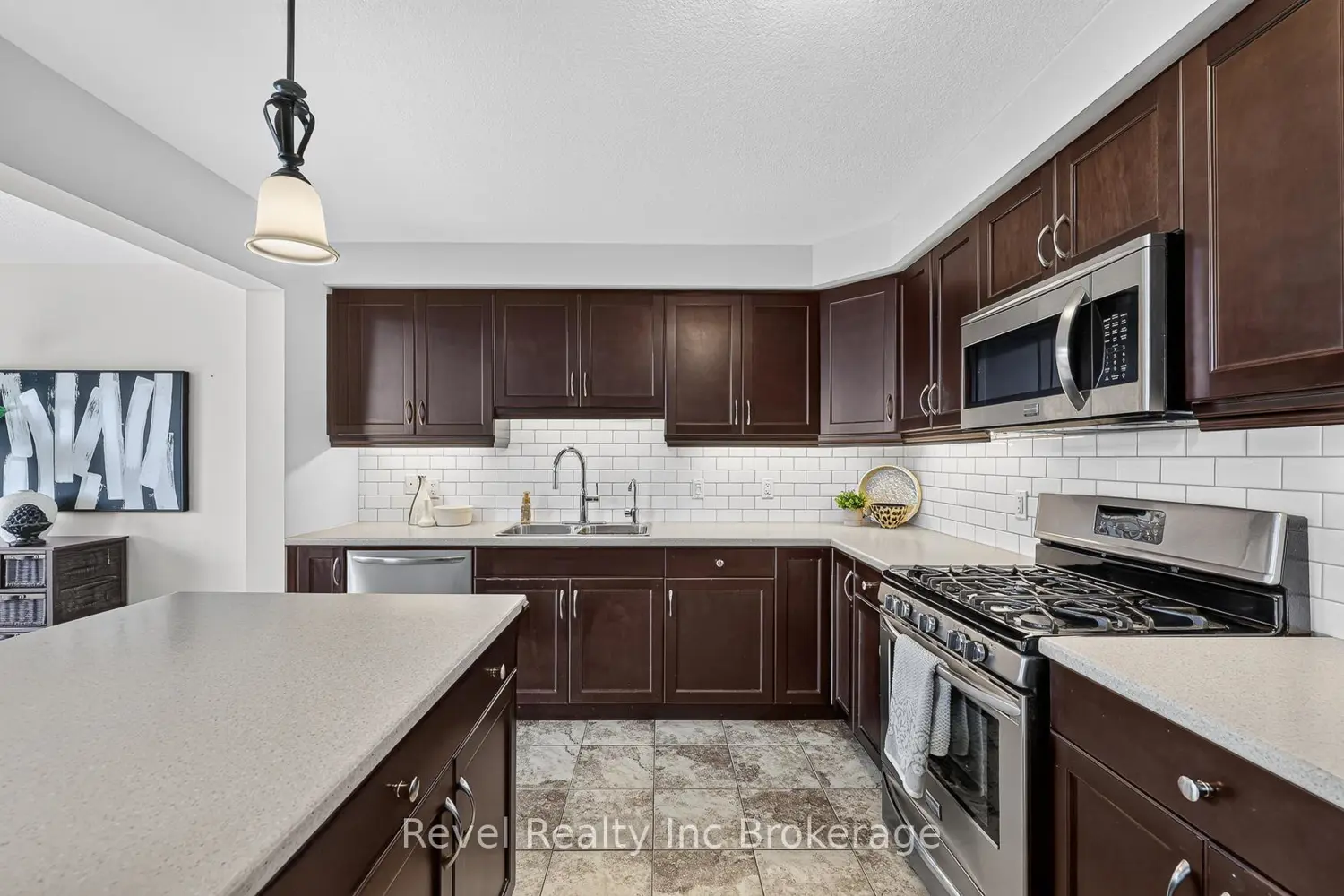 718 Frontenac Crescent photo 3