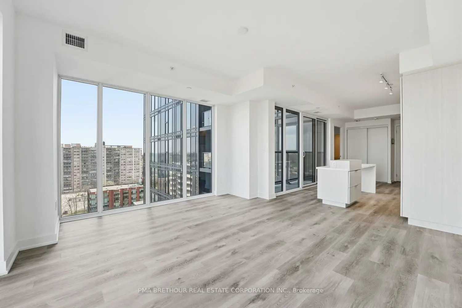 370 Martha Street 1211 photo 3
