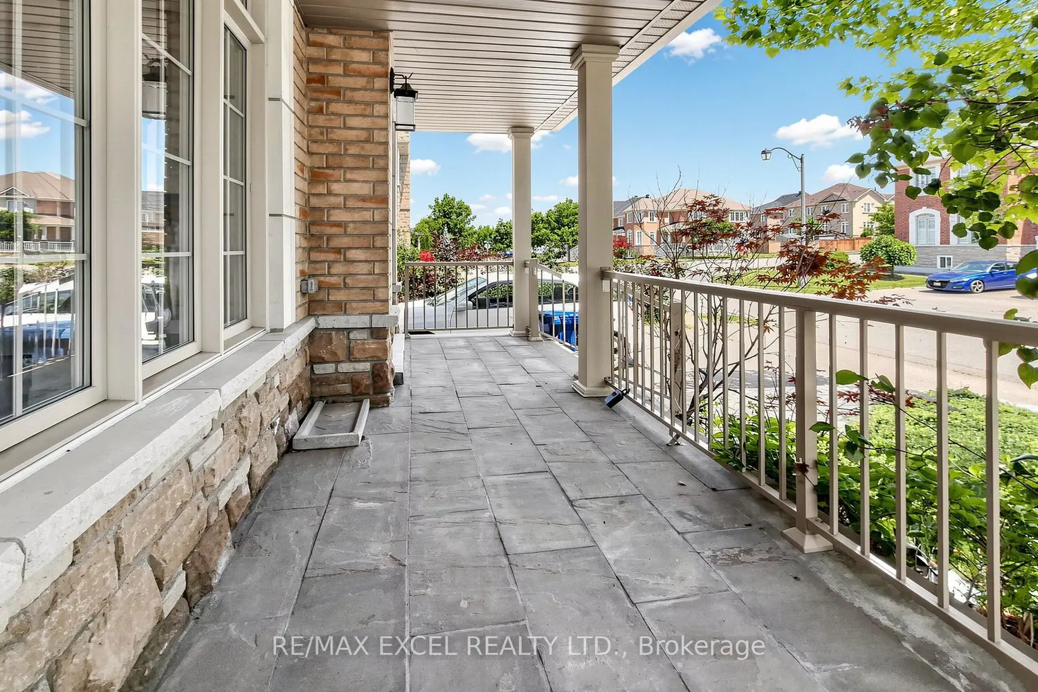 1062 Blackhall Crescent photo 3
