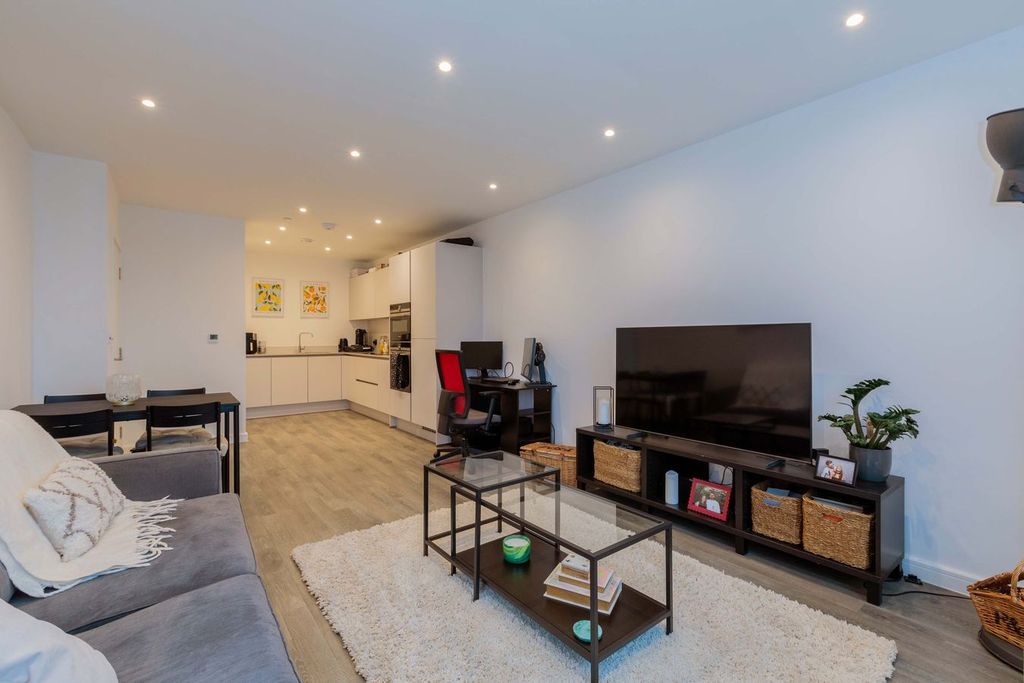 1 bed flat for saleTrinity Place, Park Street, Maidenhead SL6 photo 2