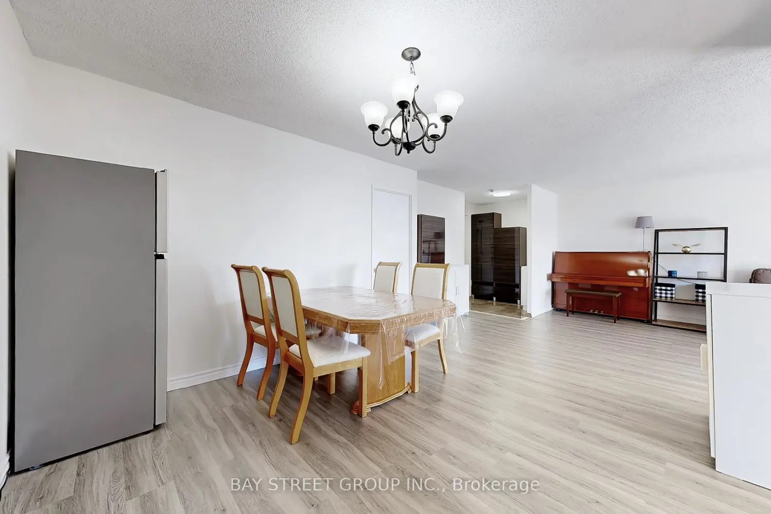 275 Bamburgh Circle 1708 photo 4