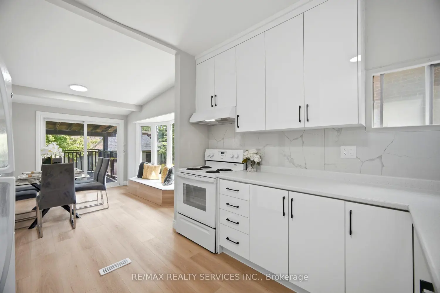 1147 Dufferin Street photo 3