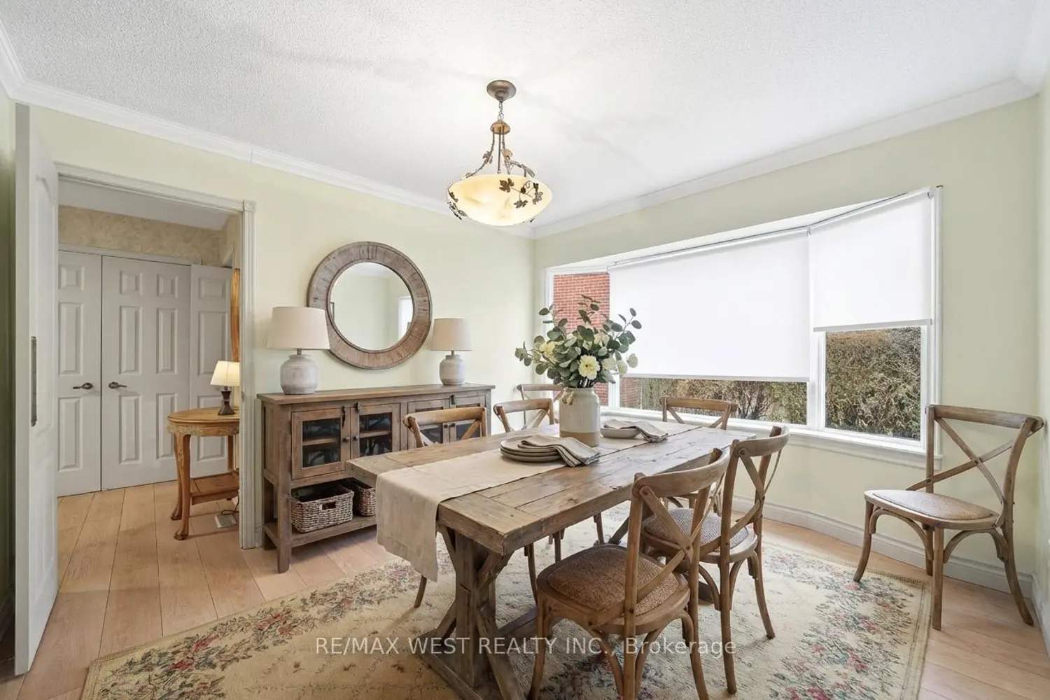 690 Robertson Crescent photo 2