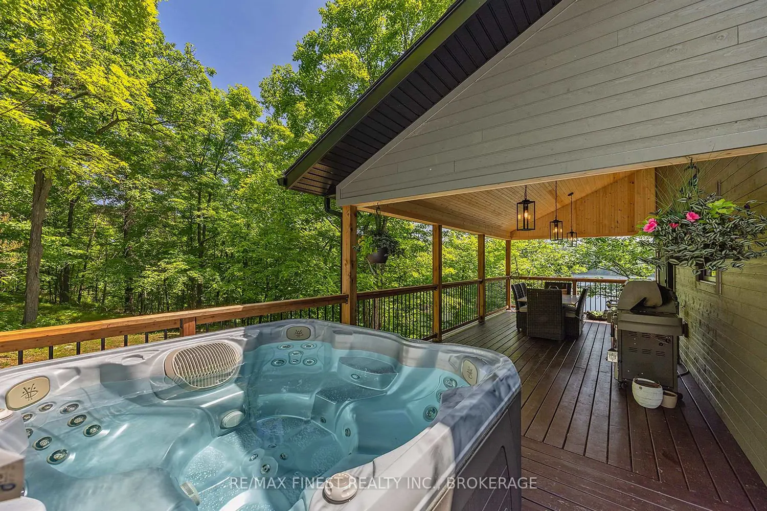 1005 Macdonald Lane photo 3