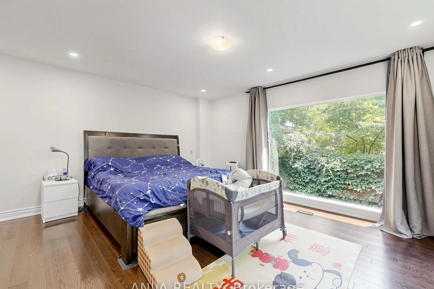 8 Applefield Drive photo 4