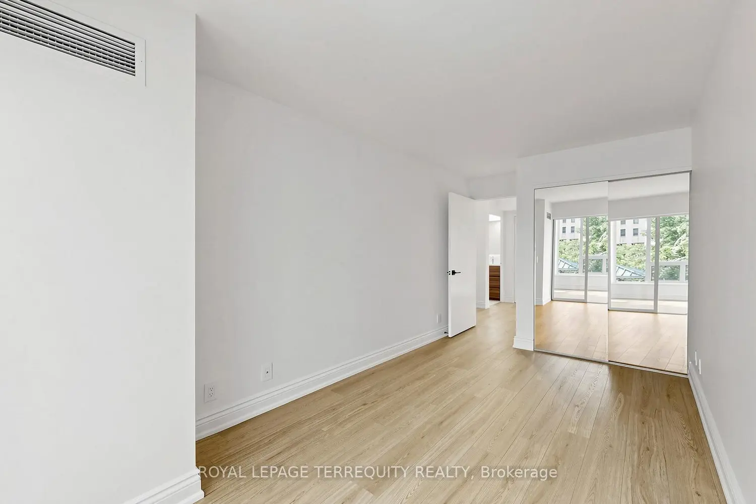92 King Street 220 photo 3