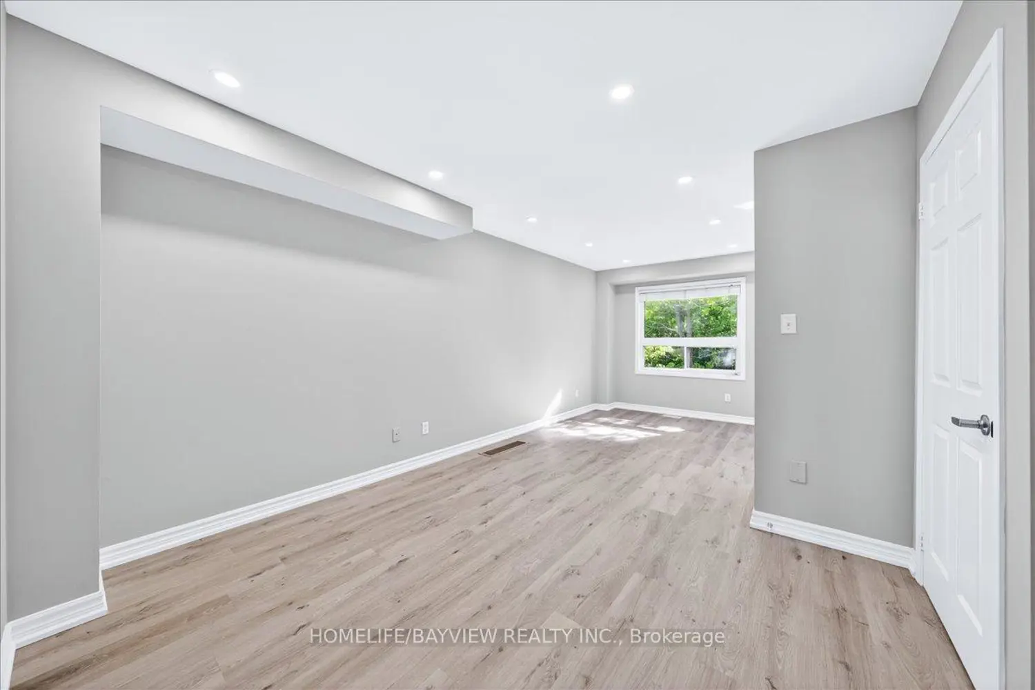 52 Hawthorne Crescent photo 4
