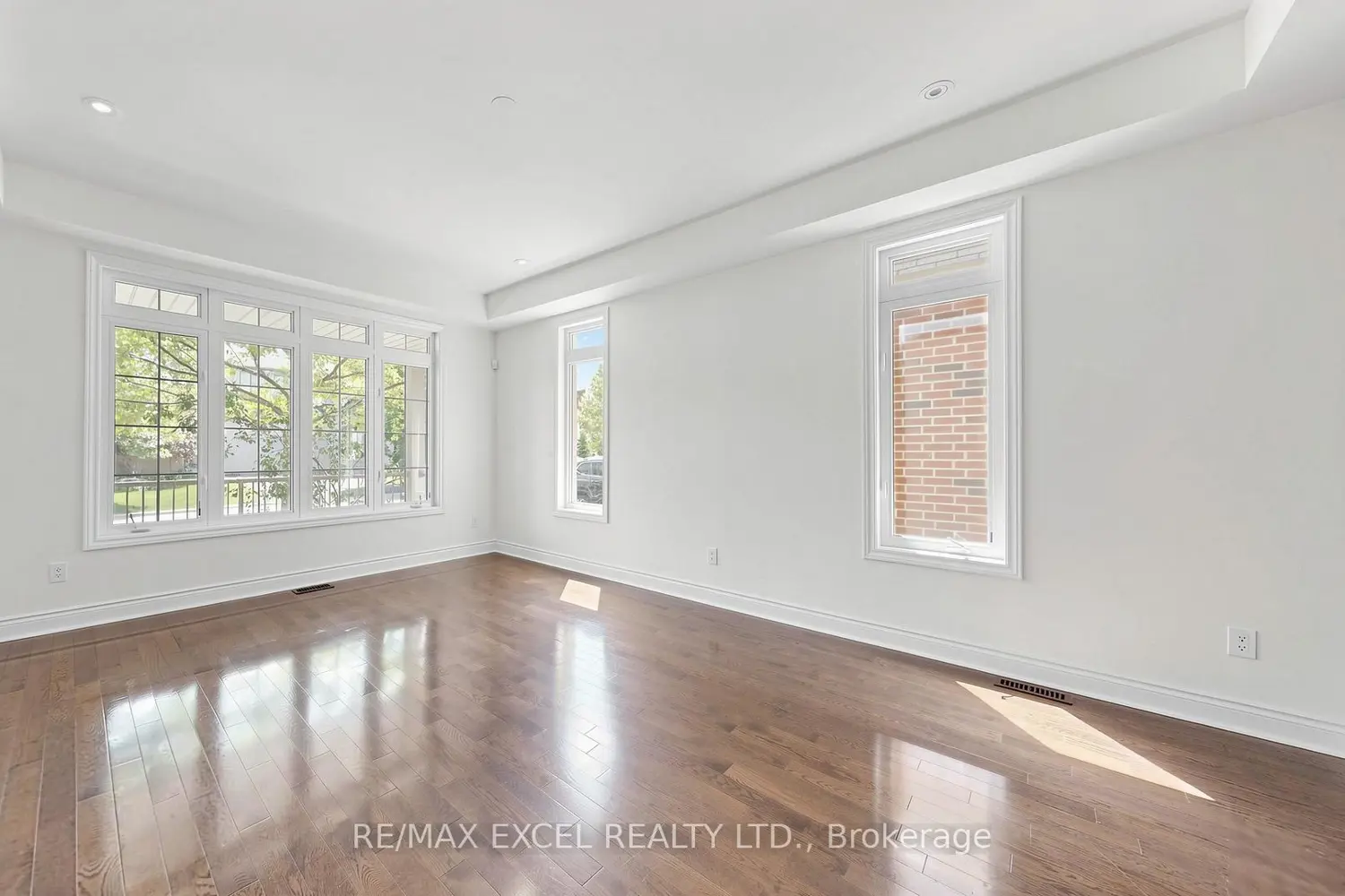 1062 Blackhall Crescent photo 4