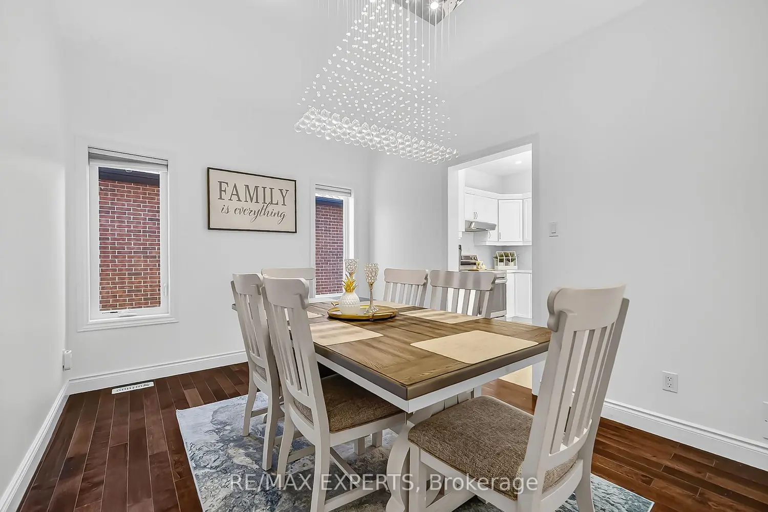 936 Talisman Crescent photo 3