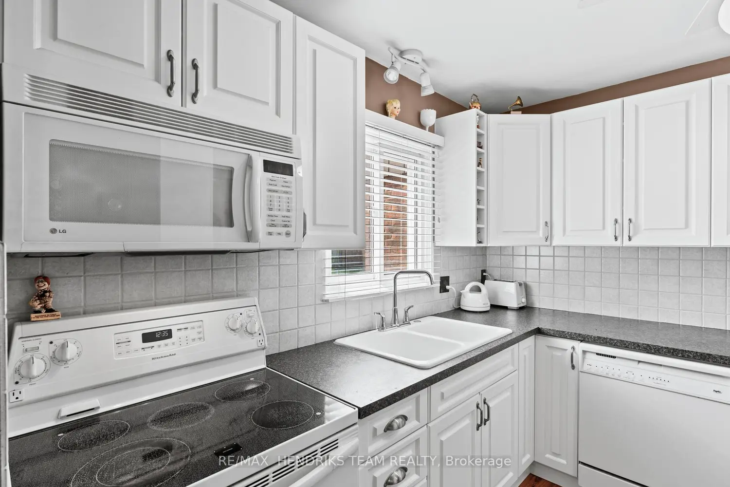 64 Forster Street 20 photo 2