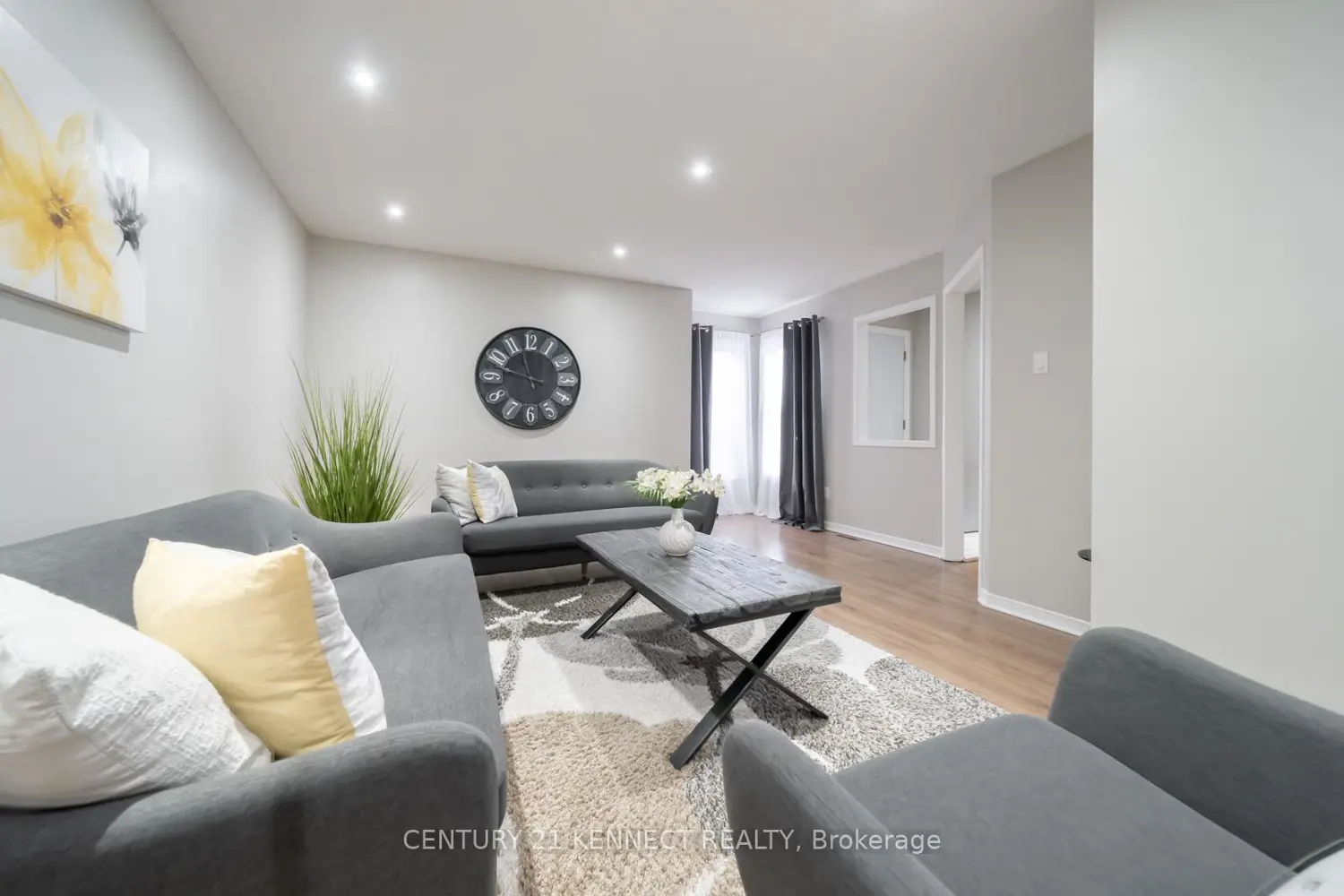 805 Playter Crescent photo 3