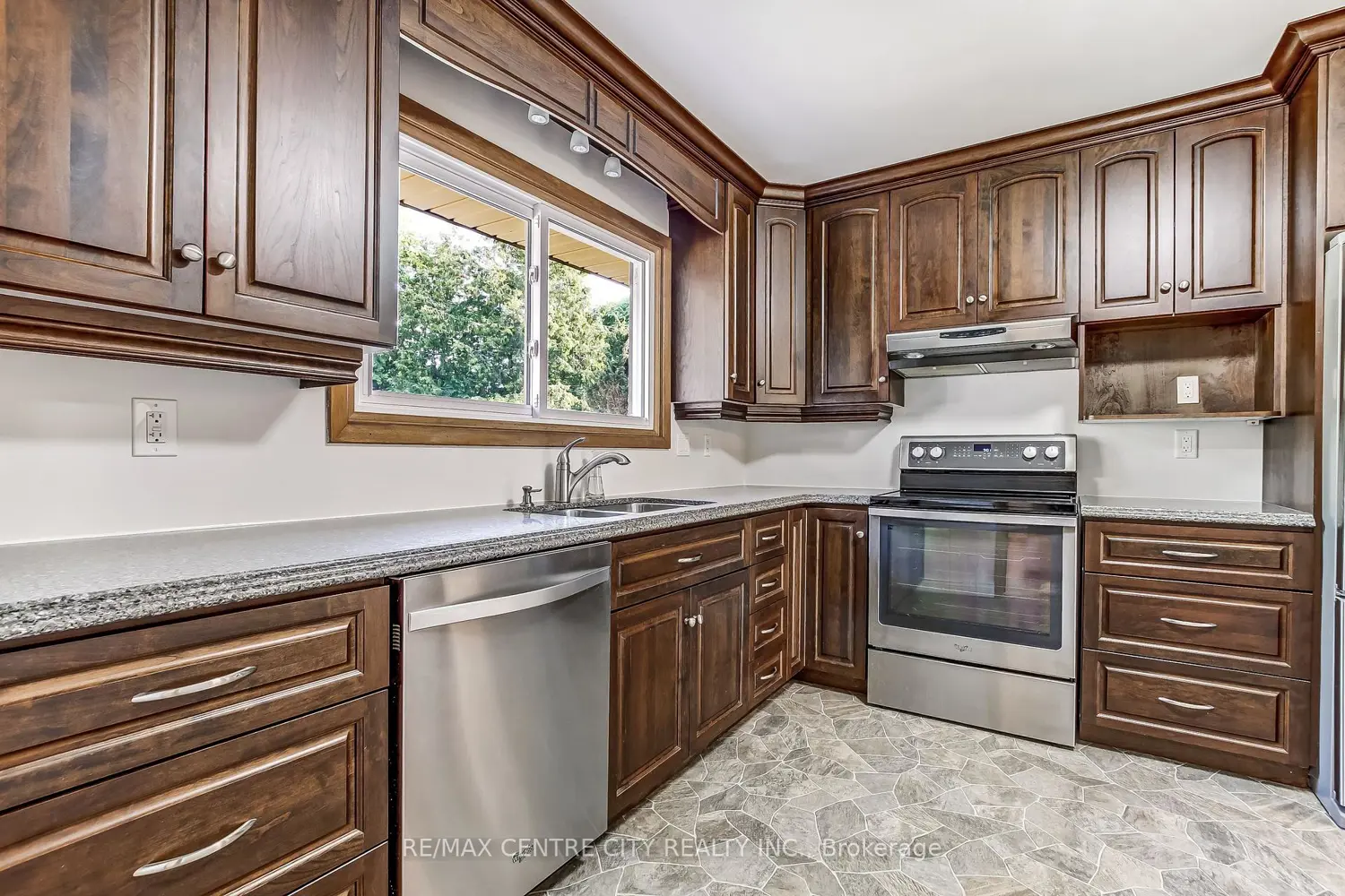 776 Headley Drive photo 5