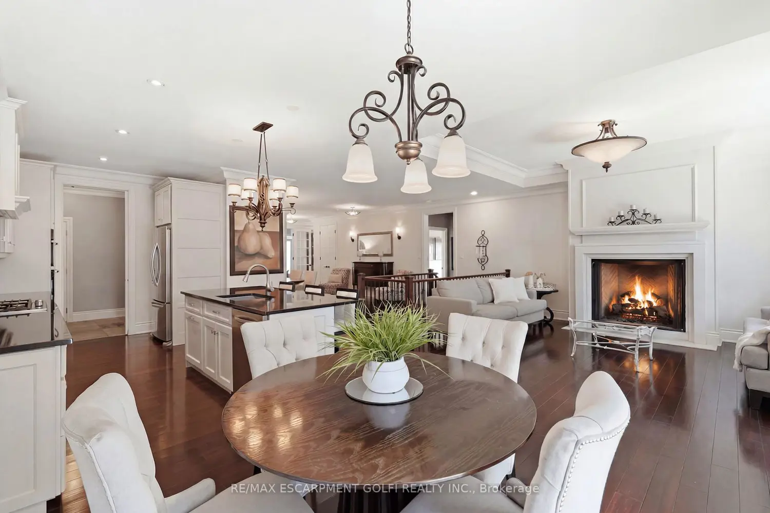 586 Maple Avenue photo 3