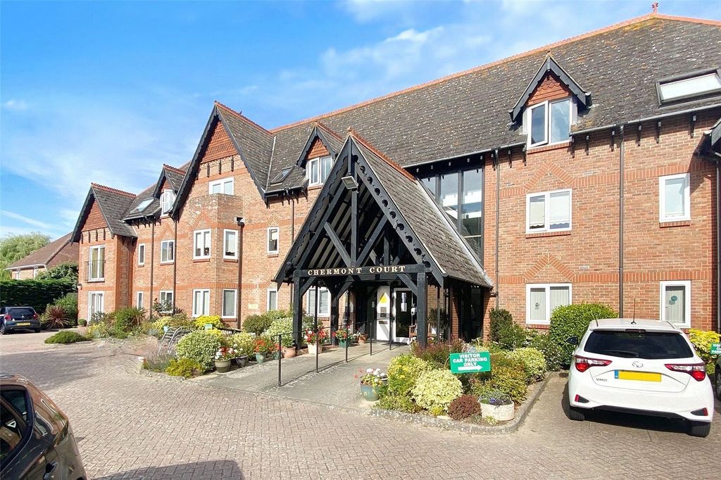 2 bed flat for saleThe Street, East Preston, Littlehampton, West Sussex BN16