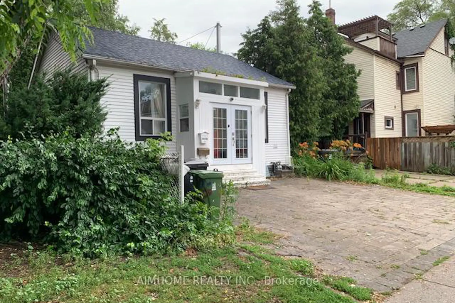 966 Dundas Street photo 3