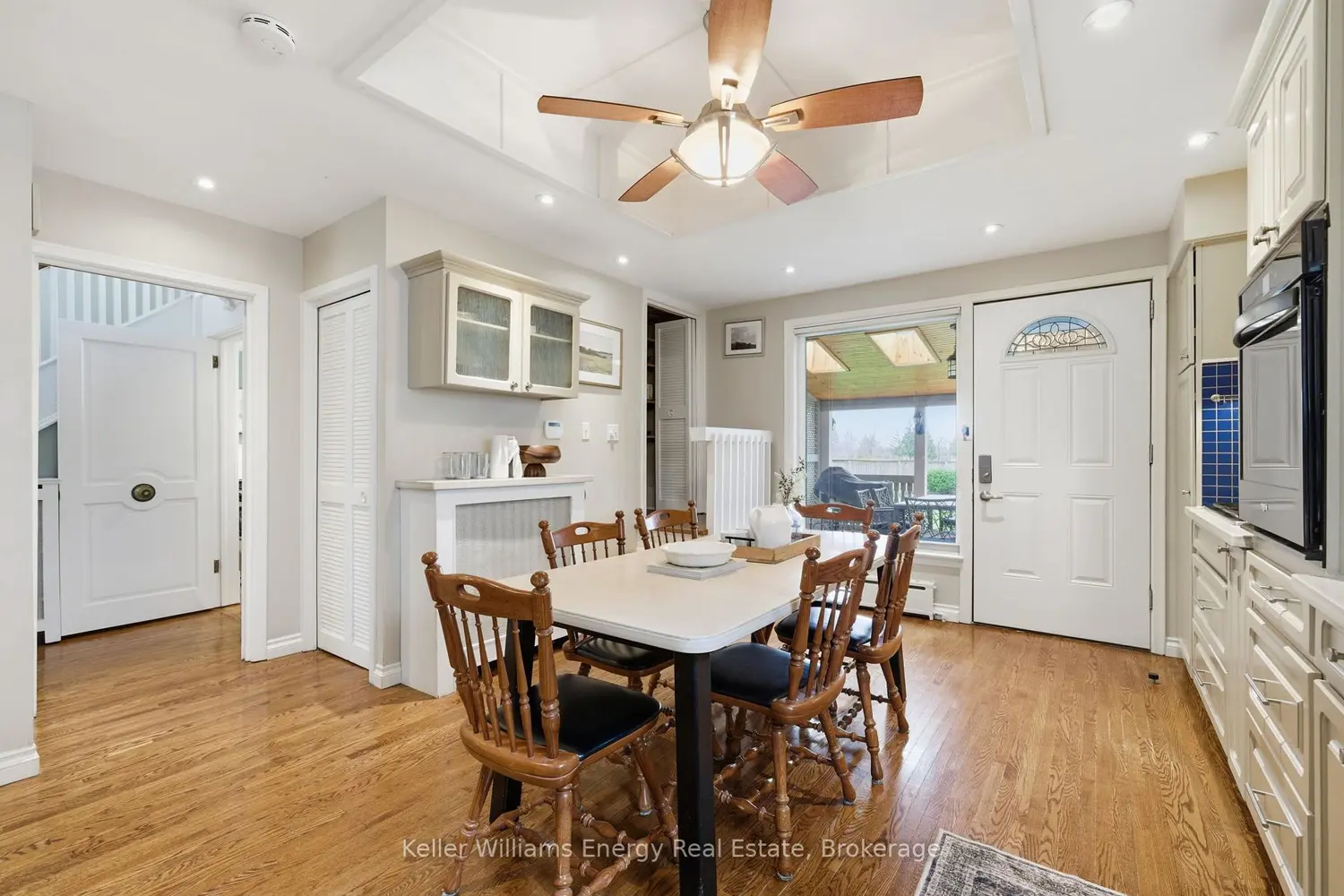 452 Simcoe Street photo 2