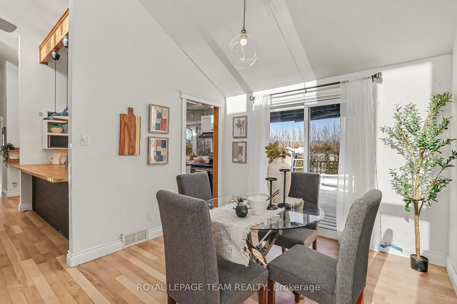 237 Queen West Street photo 2