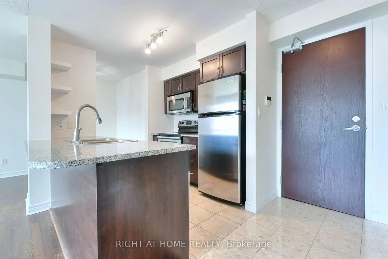 208 Enfield Place 2005 photo 4