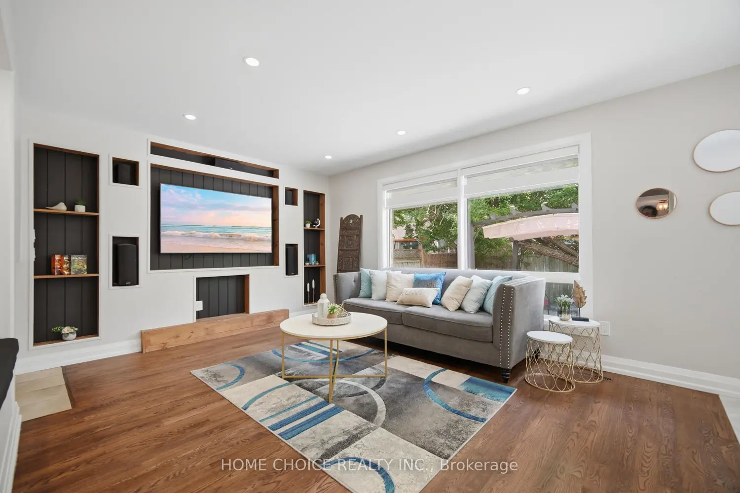 670 Dolby Crescent photo 3