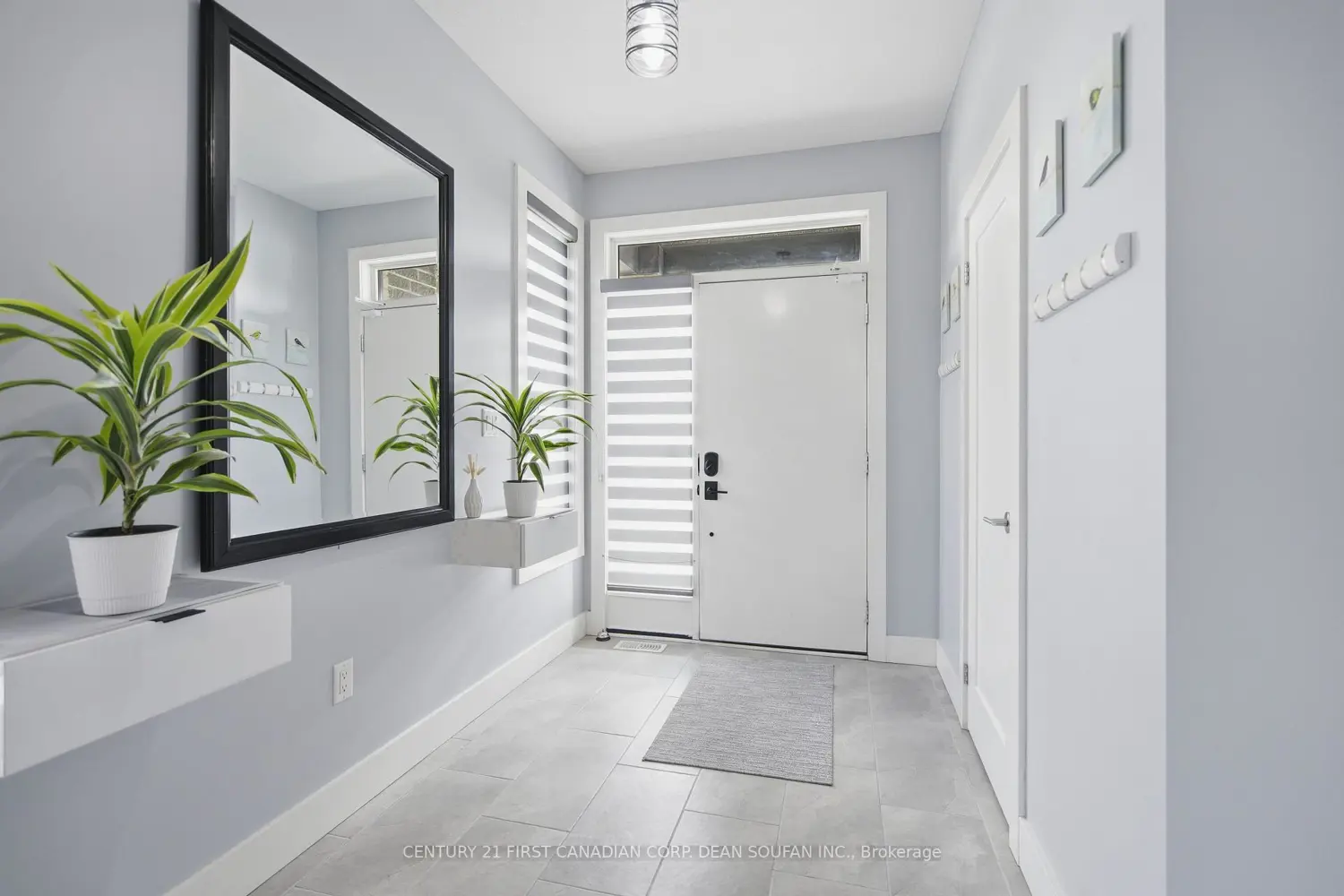 739 Springwood Crescent photo 3
