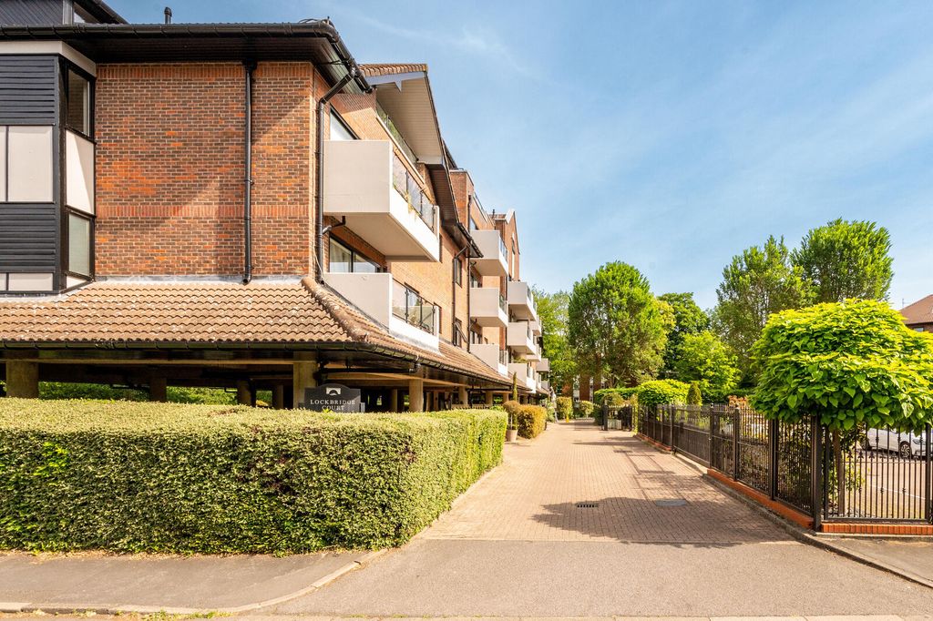 2 bed flat for saleLockbridge Court, Ray Park Road, Maidenhead SL6