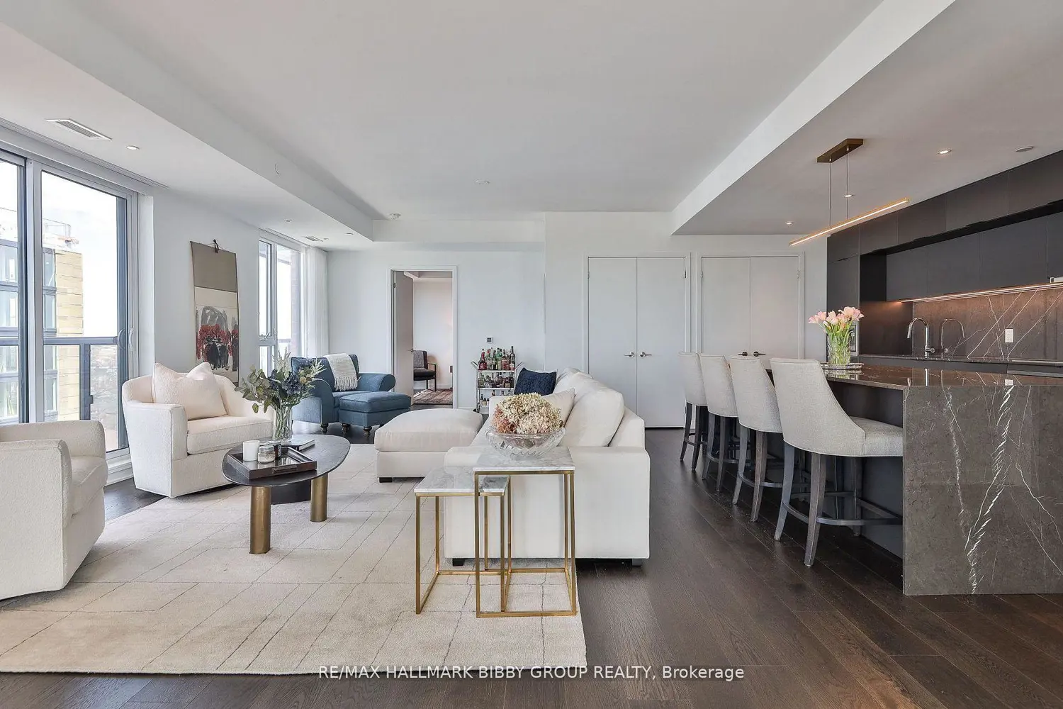 185 Alberta Avenue 1105 photo 3