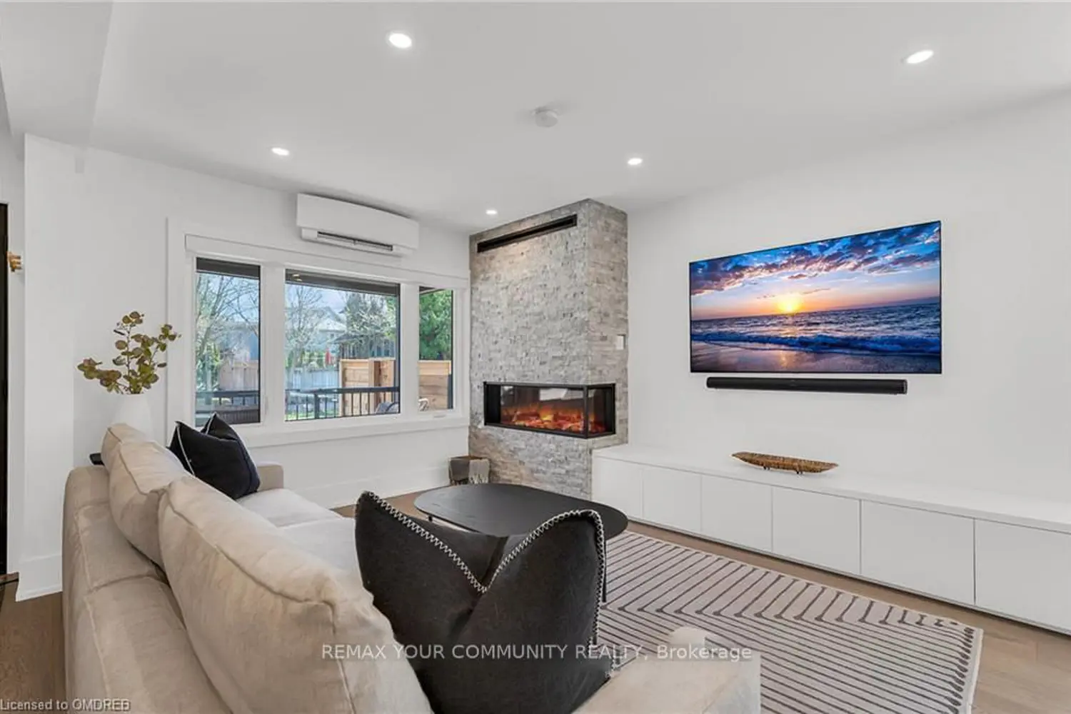1379 Caroline Street photo 4