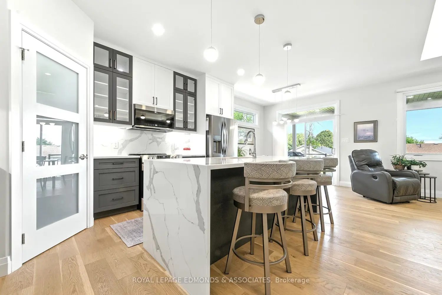 517 Sydenham Street photo 3