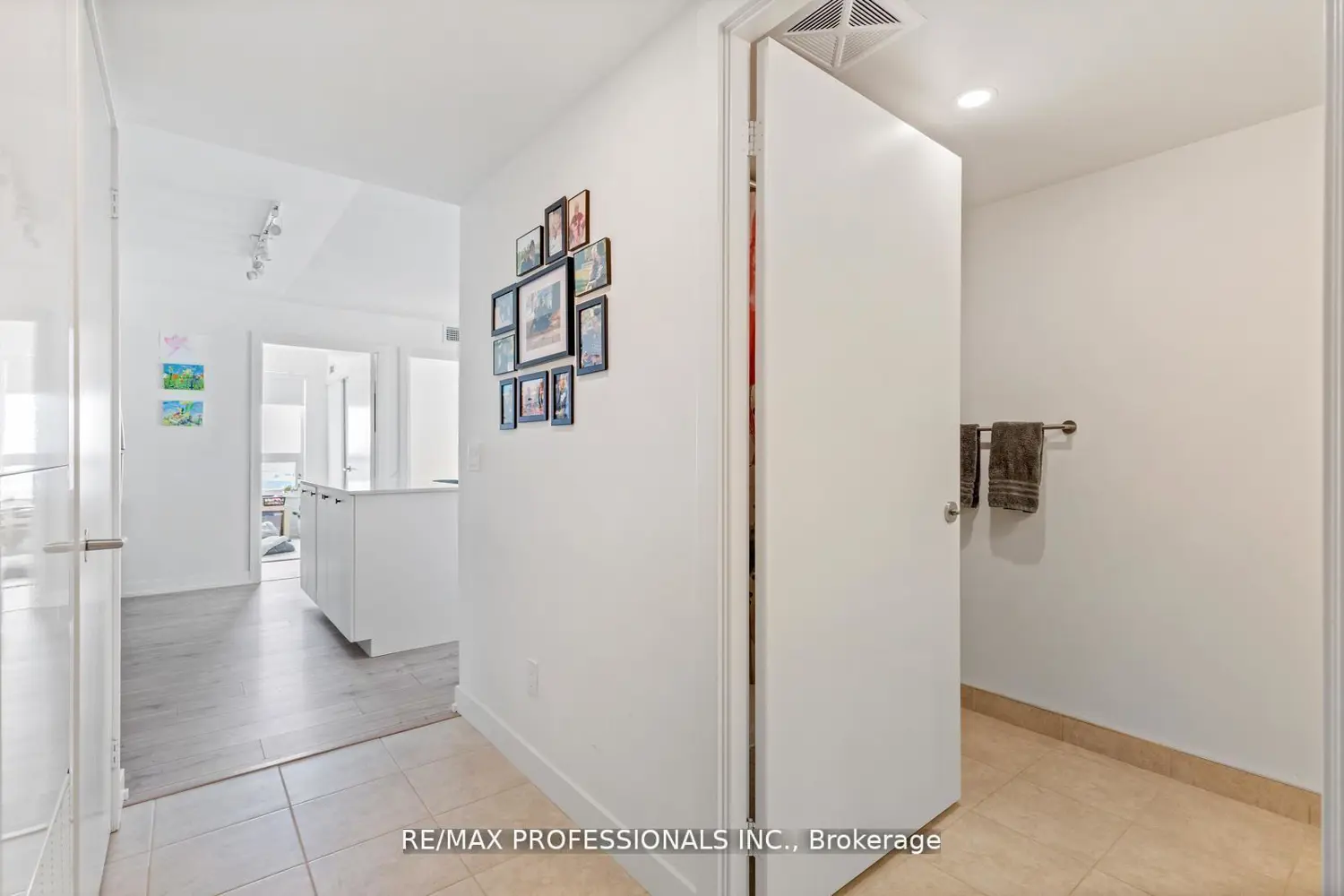 10 Wilby Crescent 1603 photo 4