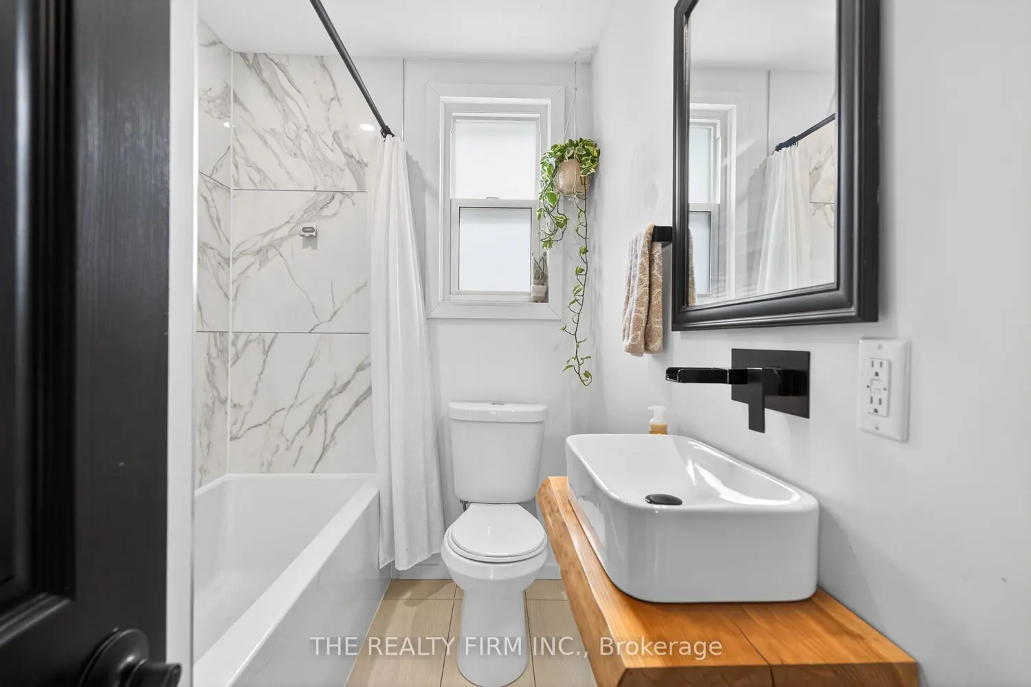 452 Merlin Street photo 2
