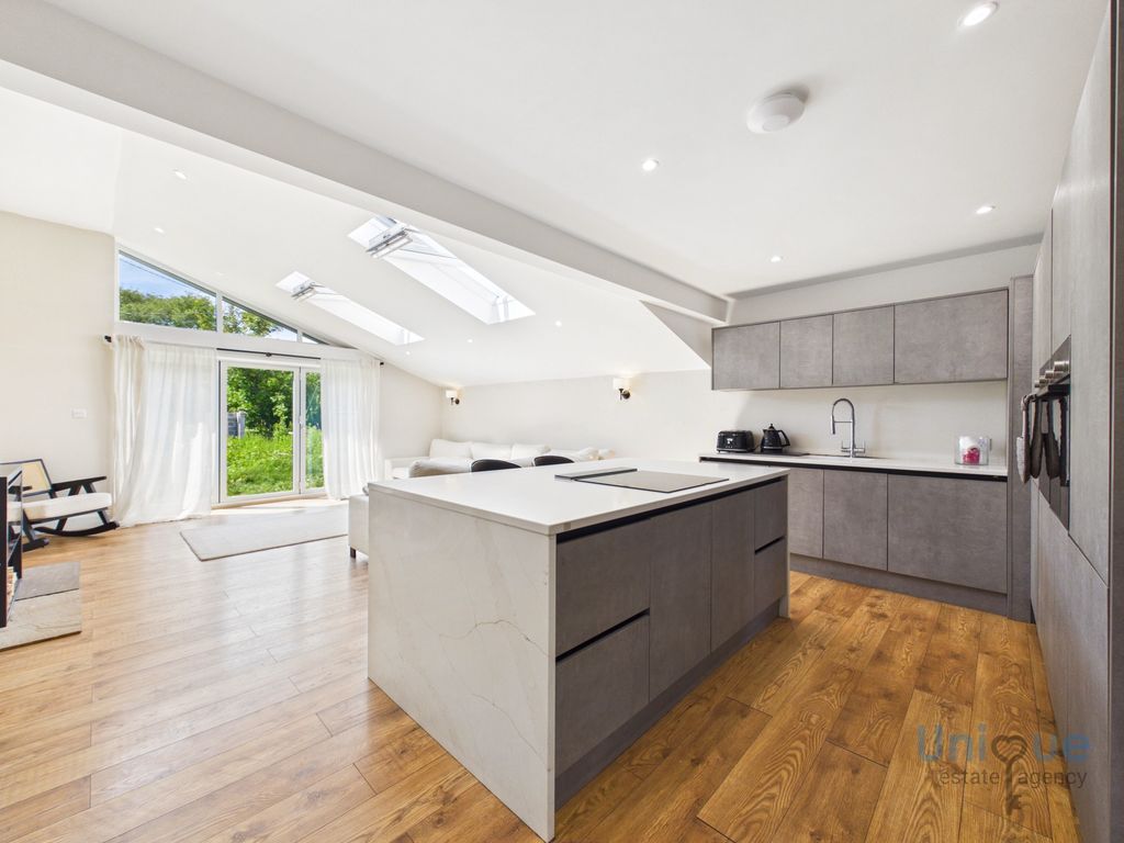 4 bed flat for saleMoss House Lane, Westby PR4 photo 4