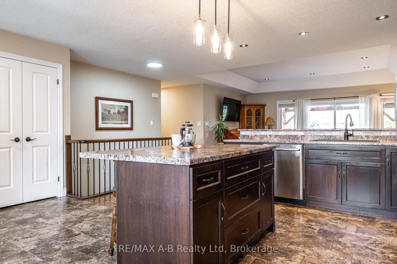 138 Millson Crescent photo 4