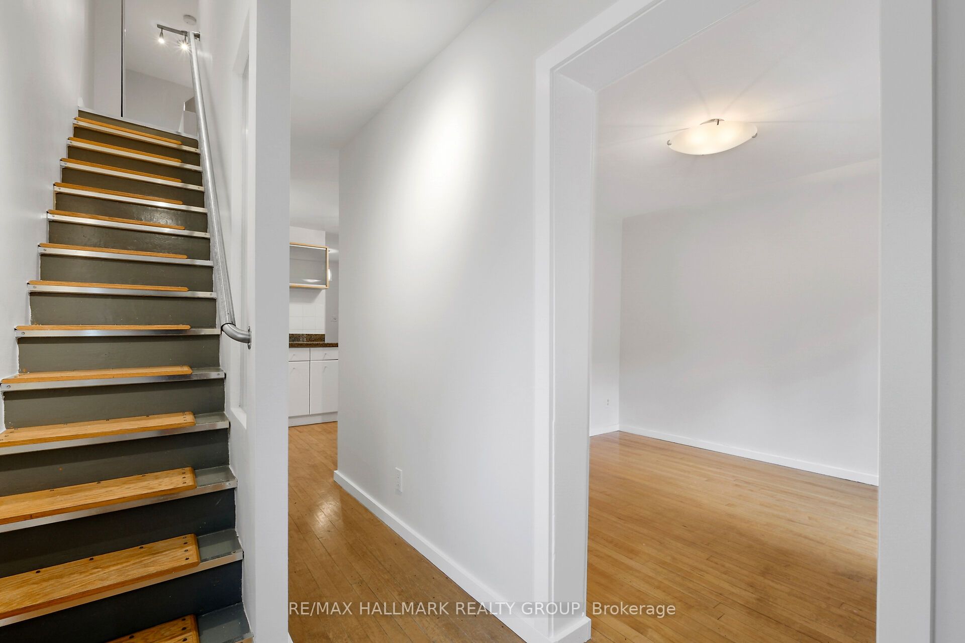 1 Taylor Lane, Ottawa, ON, K1M 2A9 photo 4