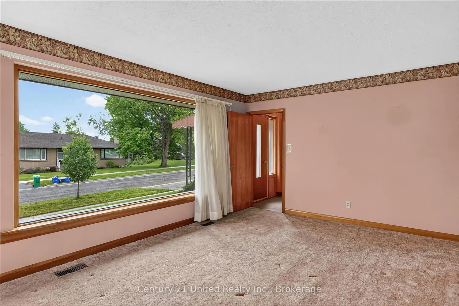 1031 Oriole Drive photo 2