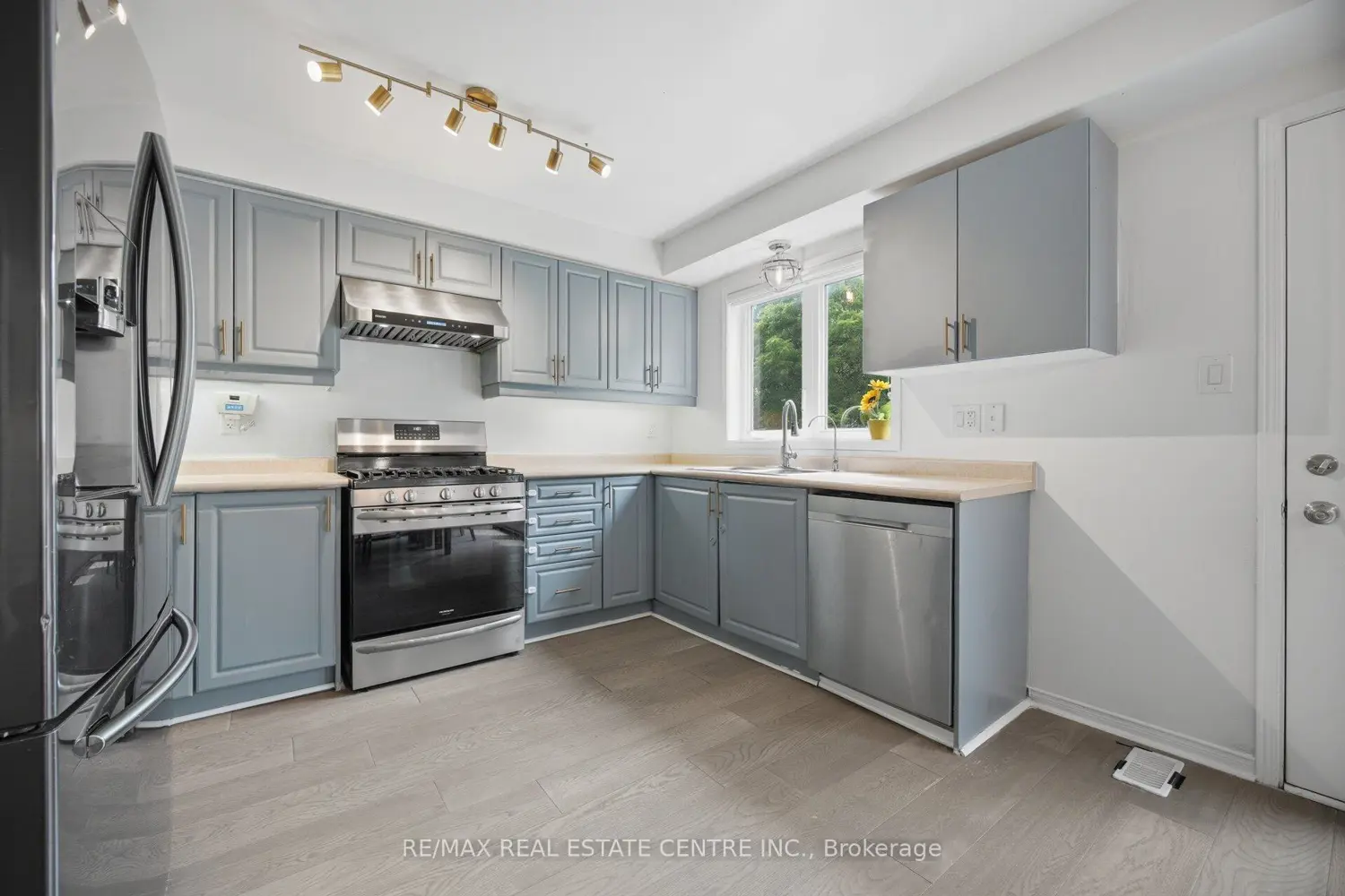71 Barrett Avenue photo 4