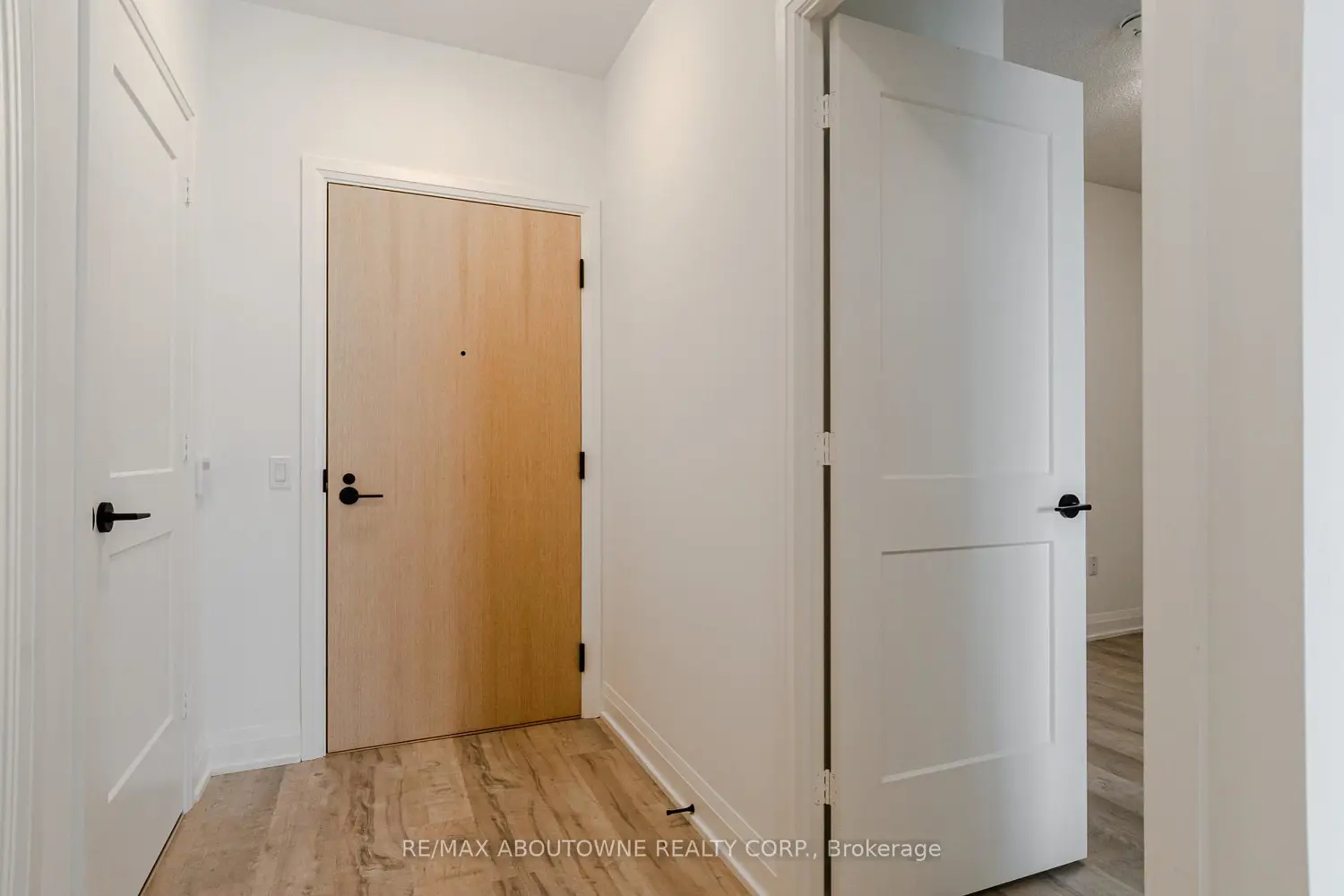 50 George Butchart Drive 814 photo 3