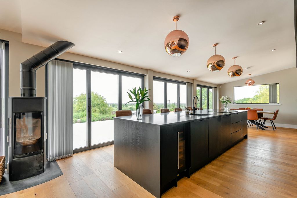 5 bed detached house for saleDodington, Bristol BS37 photo 4