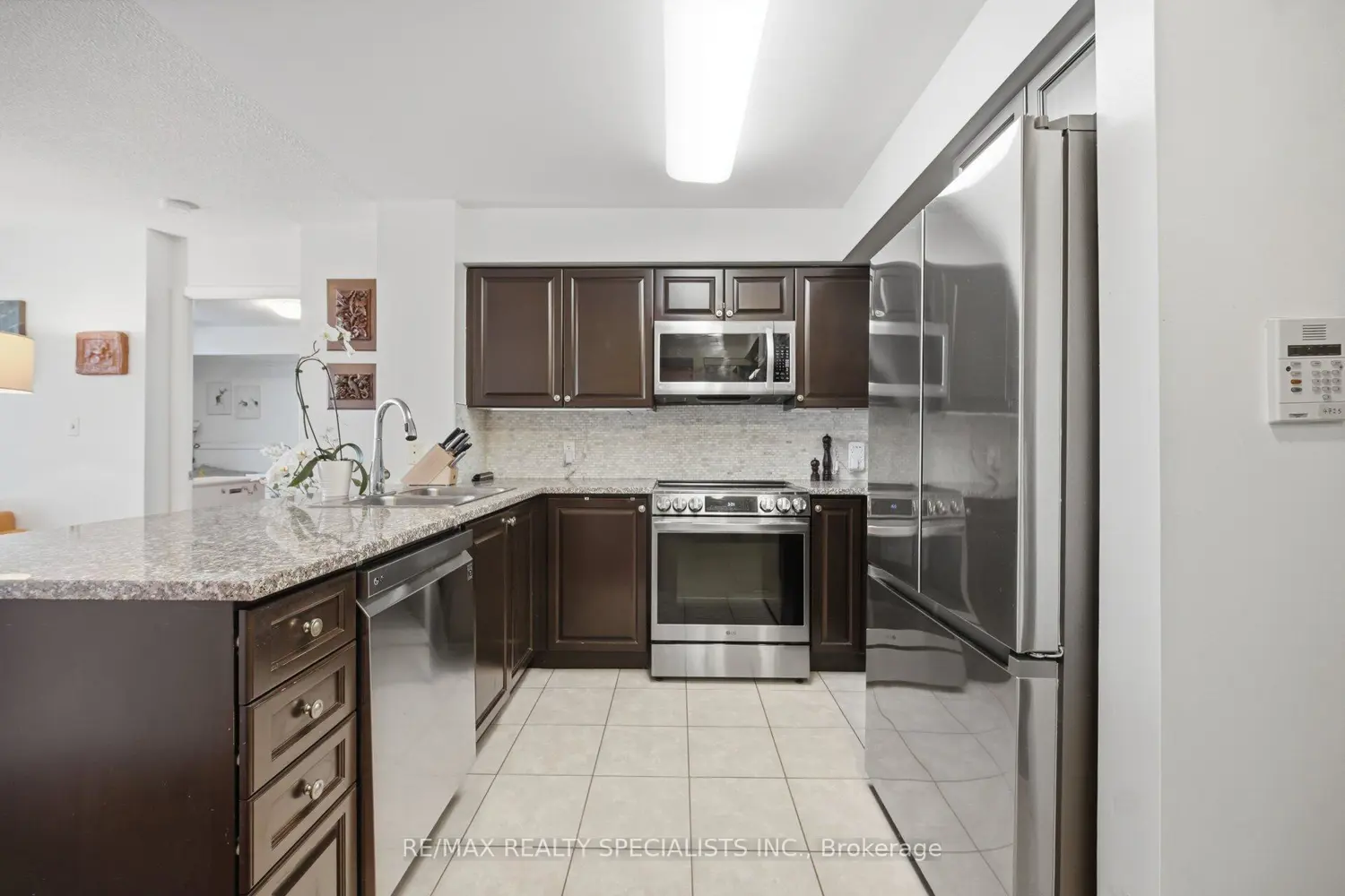 335 Rathburn Road 707 photo 3
