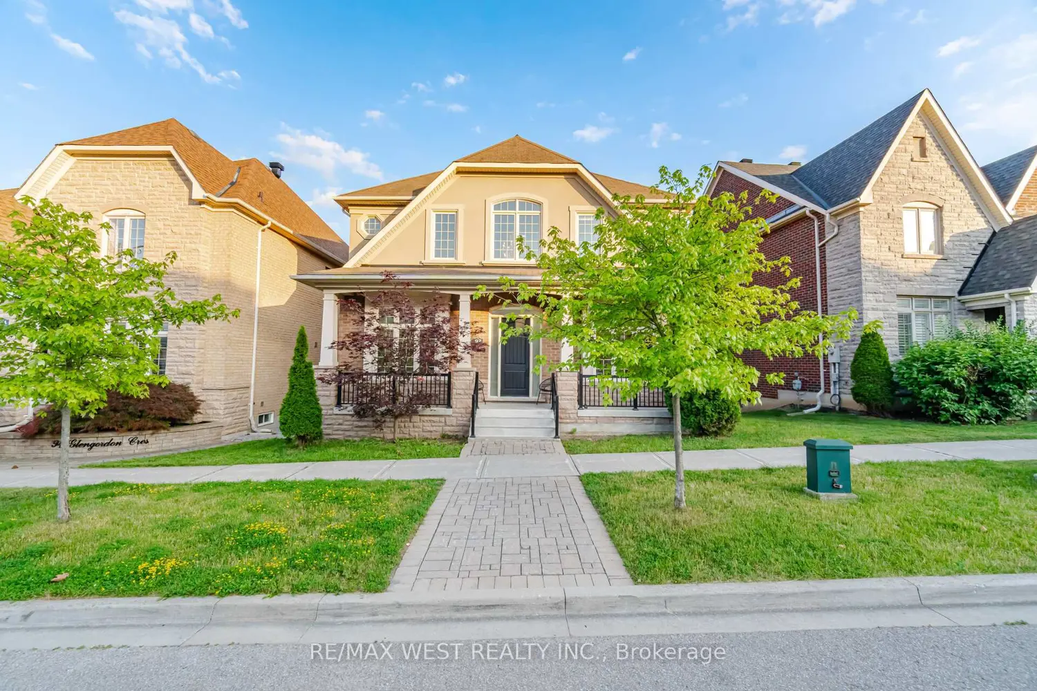 92 Glengordon Crescent photo 3