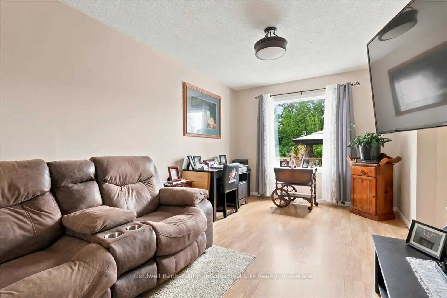 75 Edison Crescent photo 3